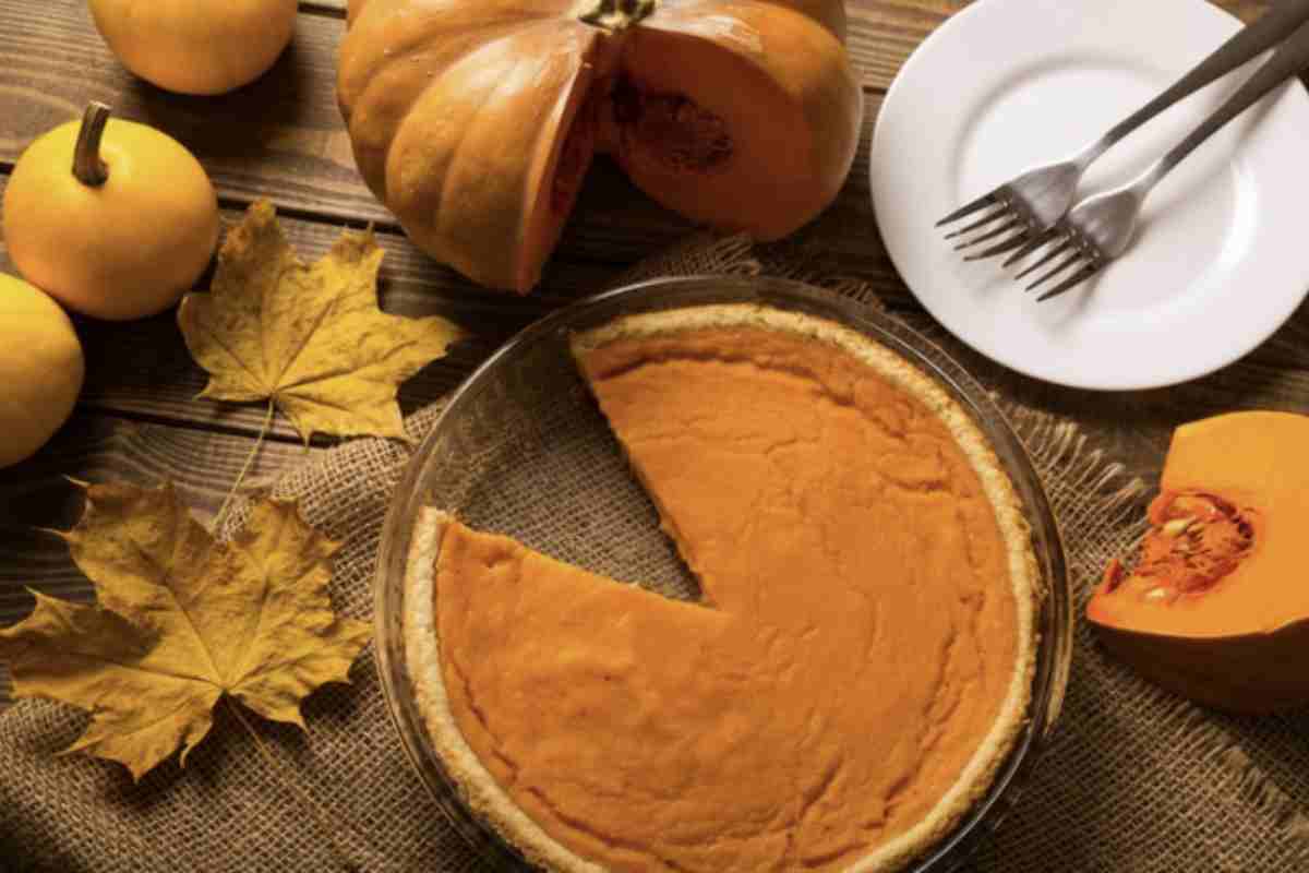 La torta salata con zucca e patate si presenta come un vero e proprio simbolo del comfort food autunnale.