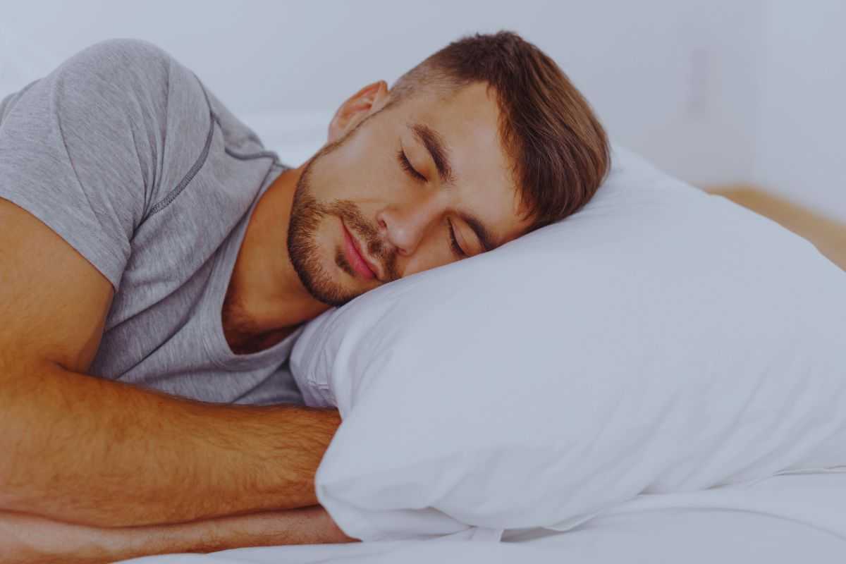 uomo sogna cosa vuol dire sognare una persona defunta